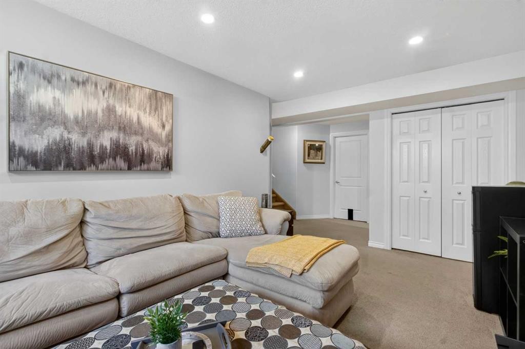 216 Royal Crest View Nw, Calgary, AB - Indoor Photo Showing Living Room