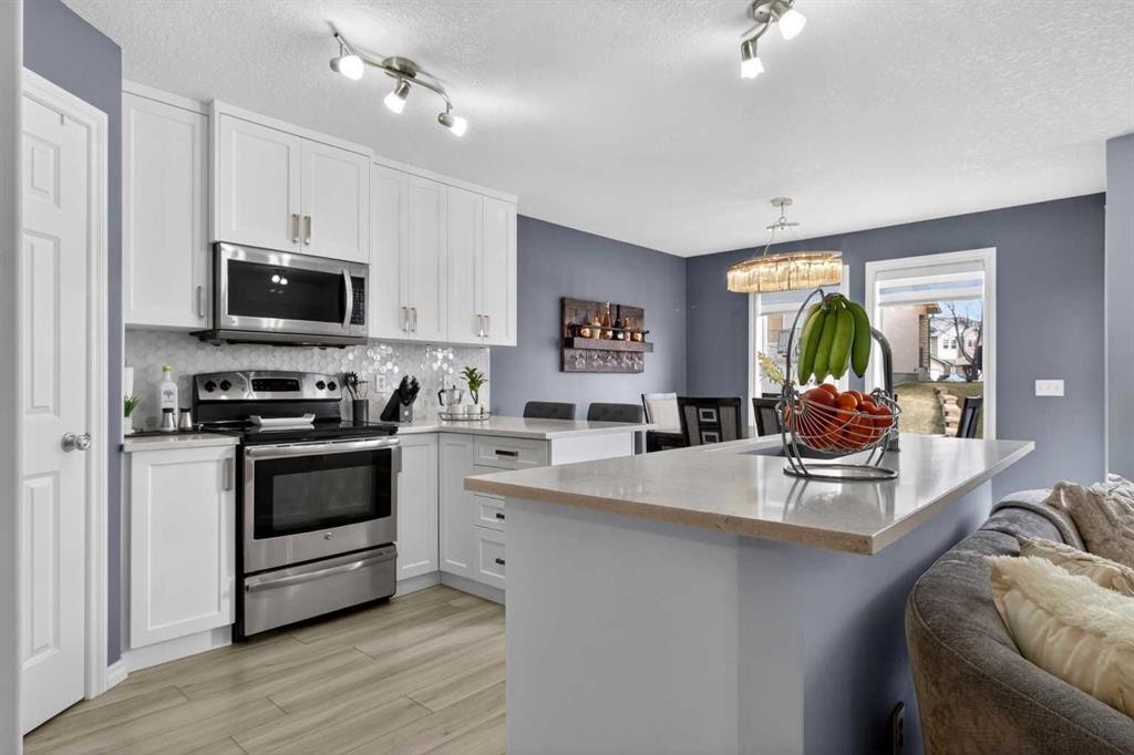 216 Royal Crest View Nw, Calgary, AB - Indoor Photo Showing Kitchen