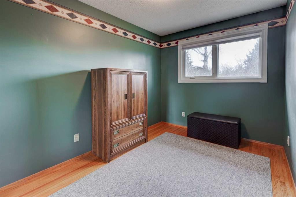 1032 Cantabrian Drive Sw, Calgary, AB - Indoor Photo Showing Other Room