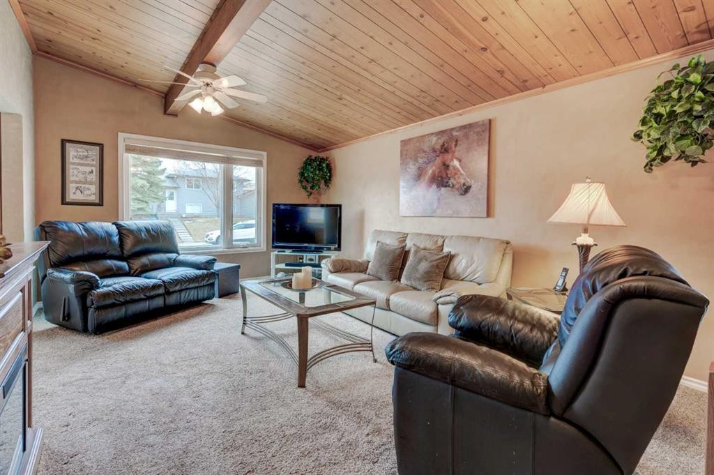 1032 Cantabrian Drive Sw, Calgary, AB - Indoor Photo Showing Living Room