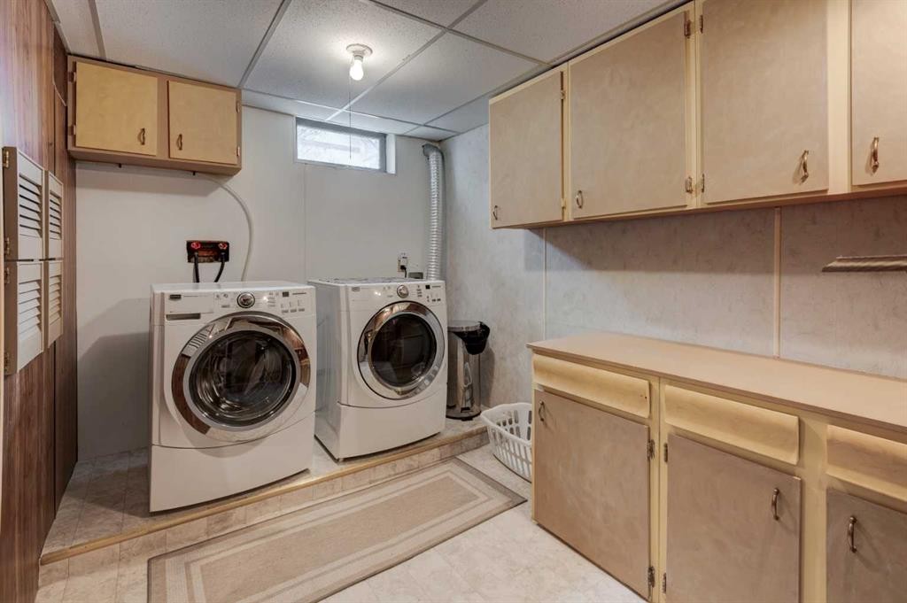 1032 Cantabrian Drive Sw, Calgary, AB - Indoor Photo Showing Laundry Room