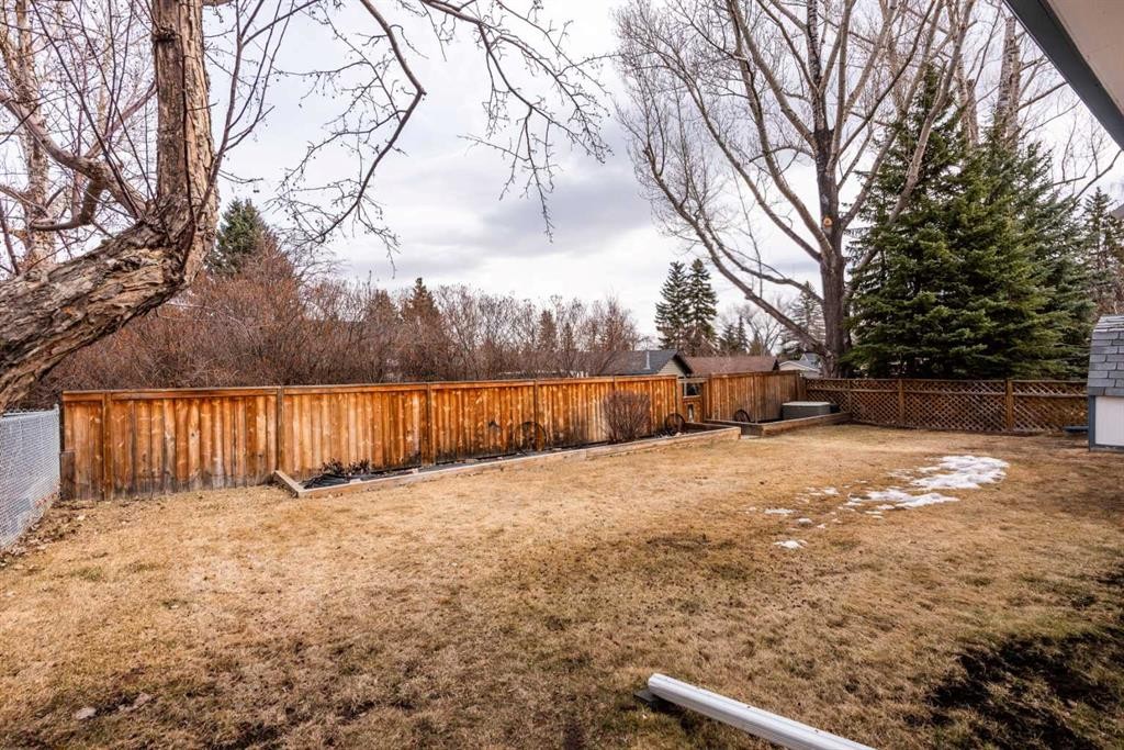 1032 Cantabrian Drive Sw, Calgary, AB - Outdoor
