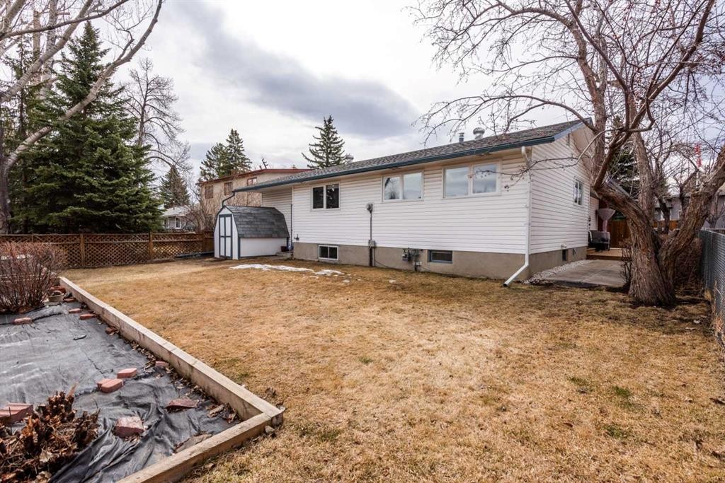 1032 Cantabrian Drive Sw, Calgary, AB - Outdoor