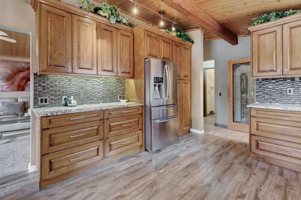 1032 Cantabrian Drive Sw, Calgary, AB - Indoor Photo Showing Kitchen