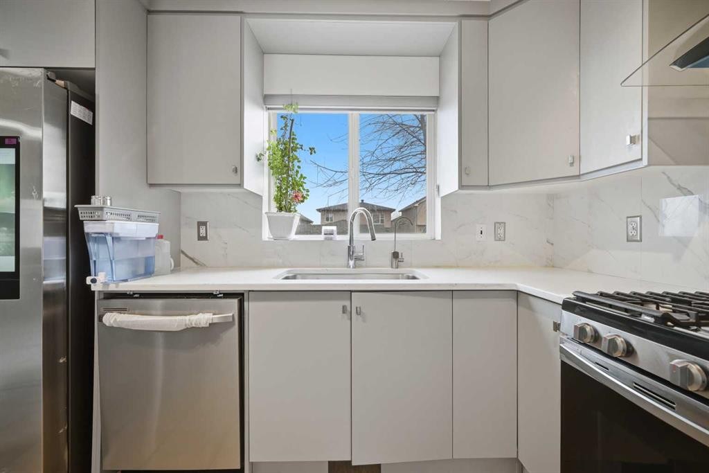 98 Panatella Hill Nw, Calgary, AB - Indoor Photo Showing Kitchen With Upgraded Kitchen