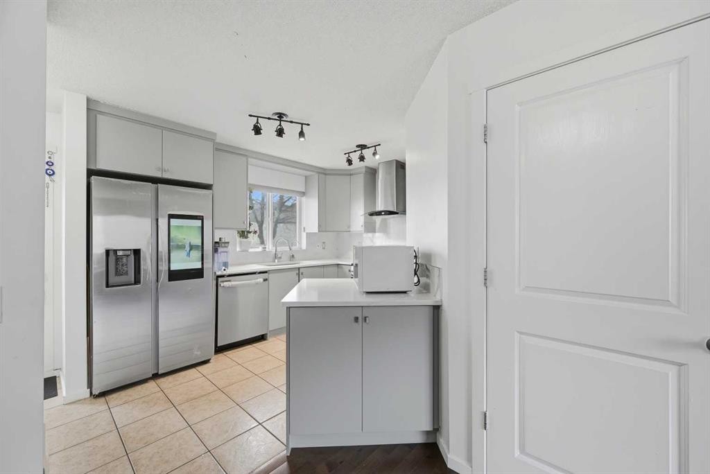 98 Panatella Hill Nw, Calgary, AB - Indoor Photo Showing Kitchen