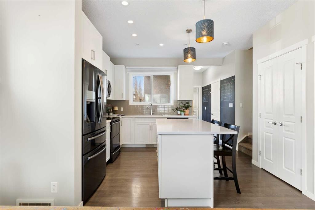 44 Marquis Link Se, Calgary, AB - Indoor Photo Showing Kitchen With Upgraded Kitchen