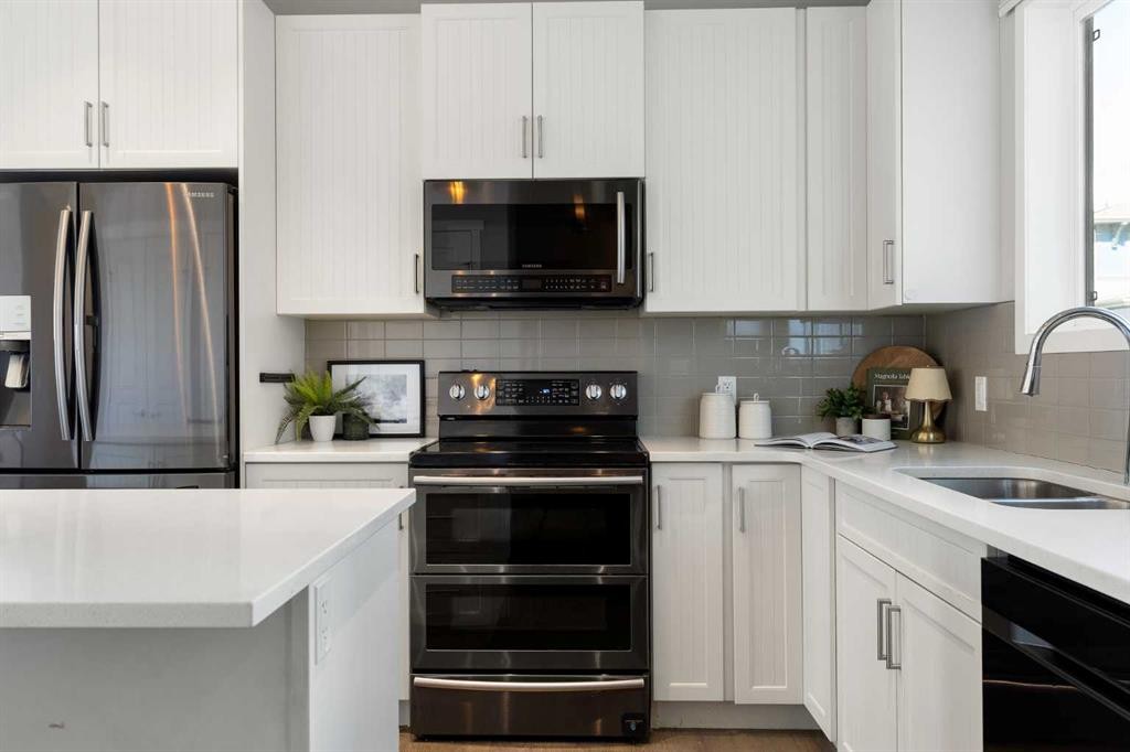 44 Marquis Link Se, Calgary, AB - Indoor Photo Showing Kitchen With Double Sink With Upgraded Kitchen