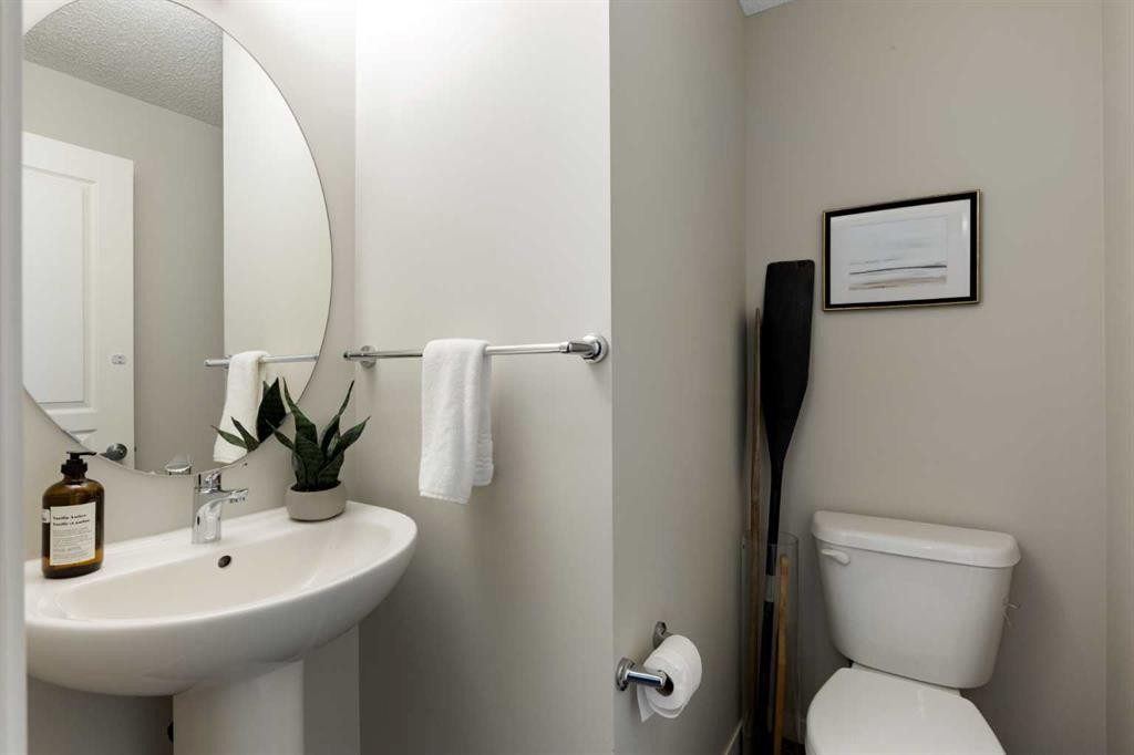 44 Marquis Link Se, Calgary, AB - Indoor Photo Showing Bathroom