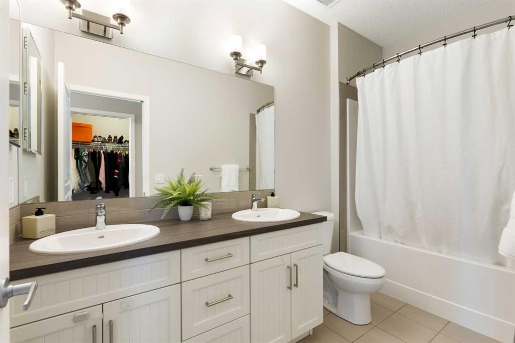 44 Marquis Link Se, Calgary, AB - Indoor Photo Showing Bathroom