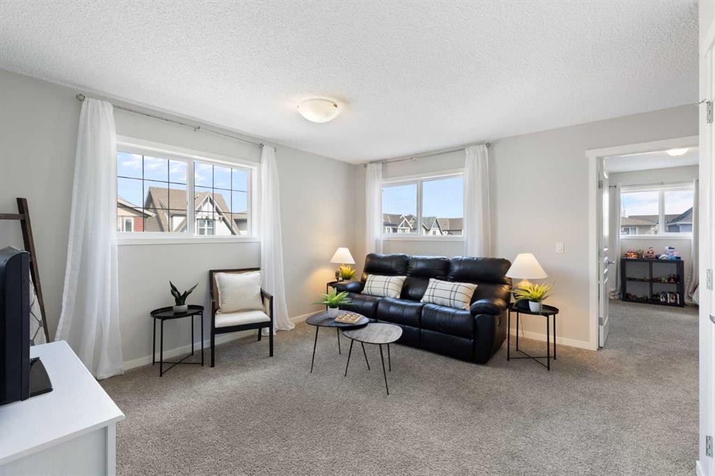 44 Marquis Link Se, Calgary, AB - Indoor Photo Showing Living Room