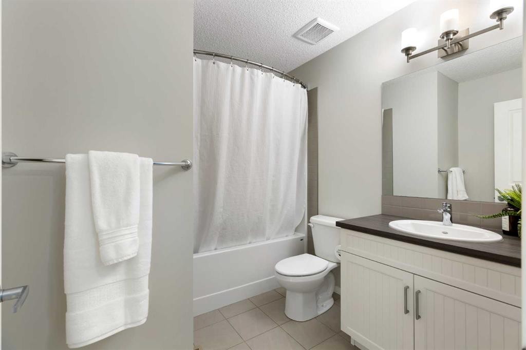44 Marquis Link Se, Calgary, AB - Indoor Photo Showing Bathroom