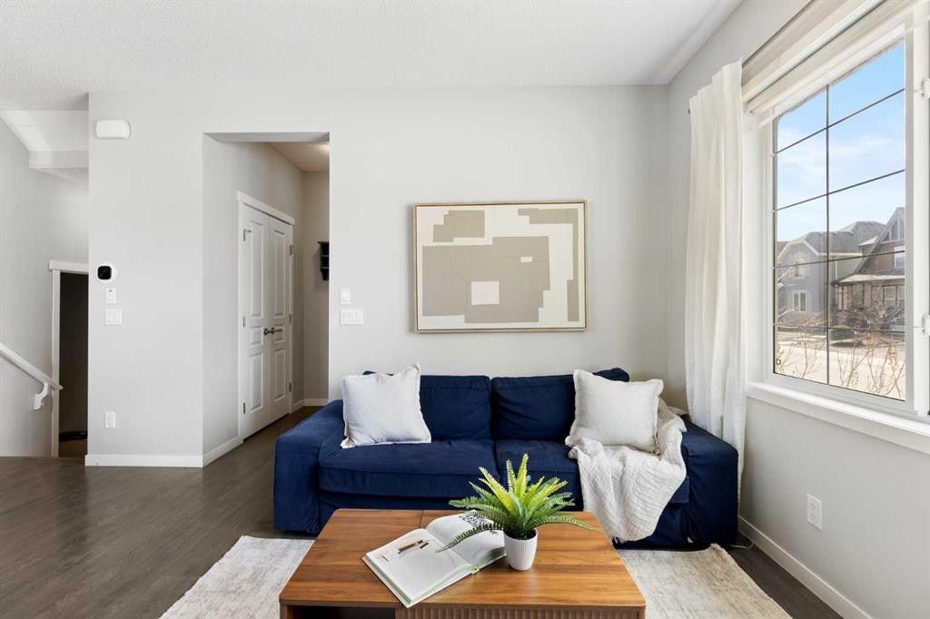 44 Marquis Link Se, Calgary, AB - Indoor Photo Showing Living Room