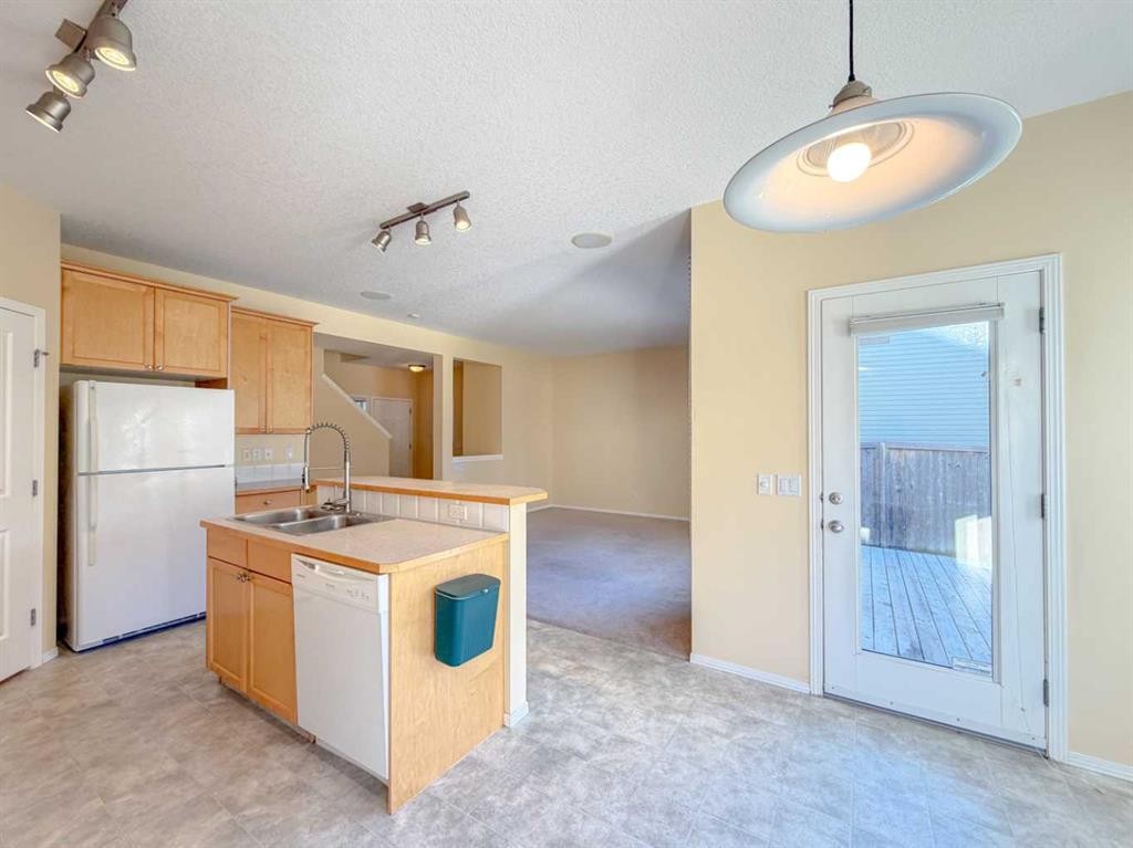21 Panamount Hill Nw, Calgary, AB - Indoor Photo Showing Kitchen With Double Sink