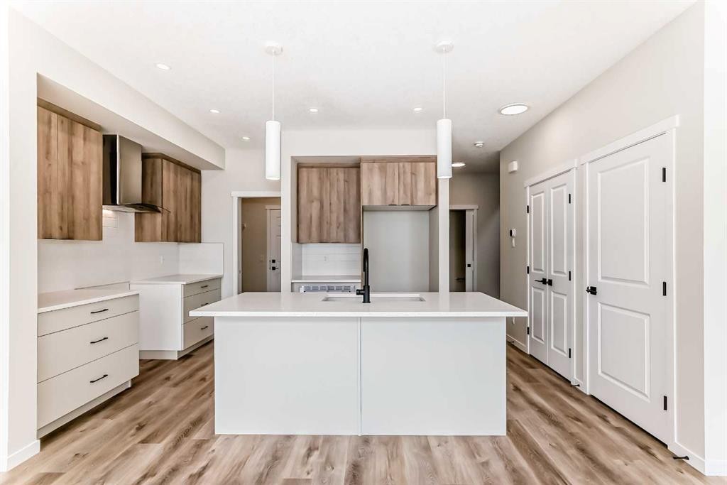 1069 Sawgrass Link Nw, Airdrie, AB - Indoor Photo Showing Kitchen