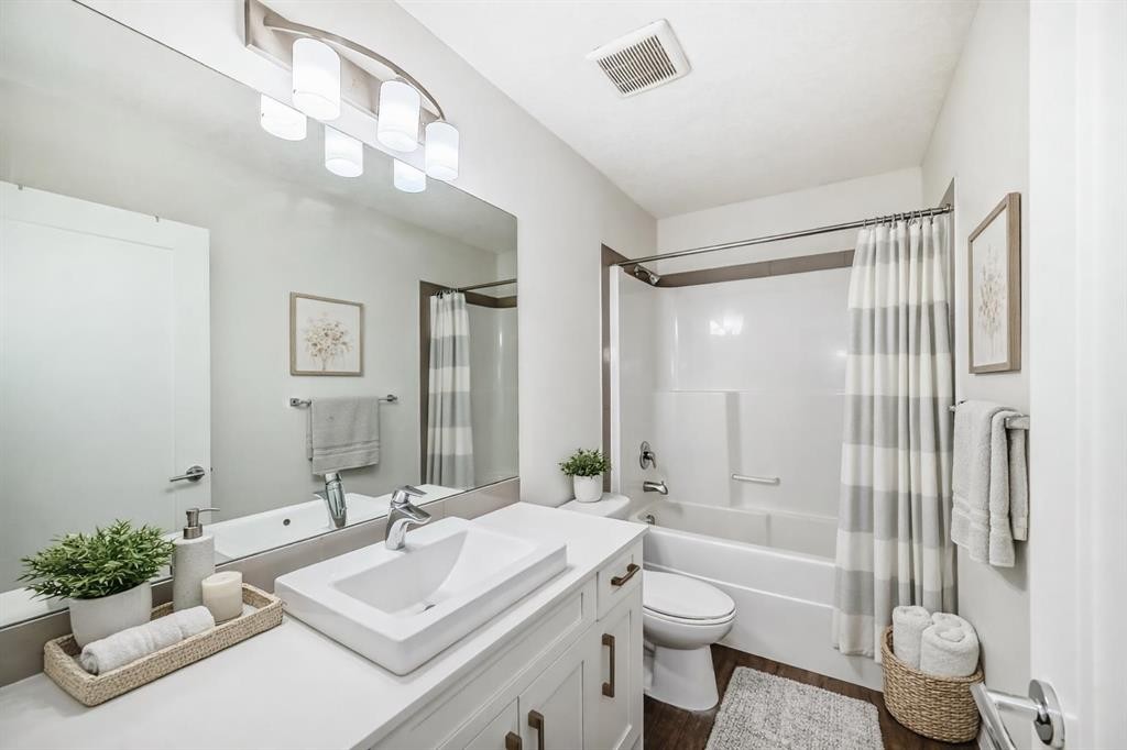 211-10 Walgrove Se, Calgary, AB - Indoor Photo Showing Bathroom