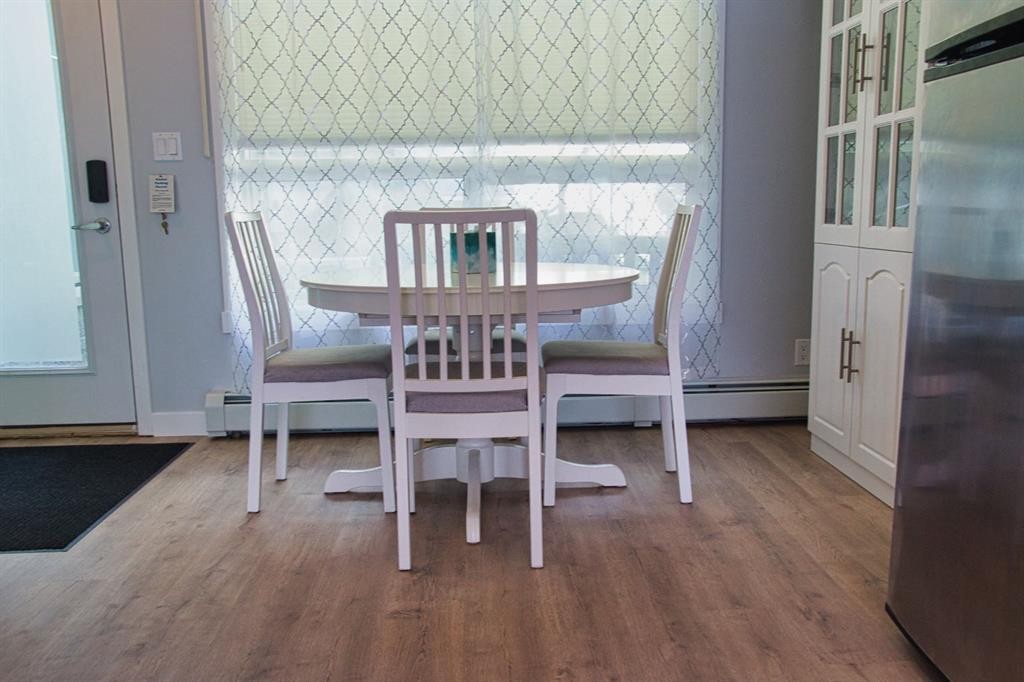 112-1740 9 Street Nw, Calgary, AB - Indoor Photo Showing Dining Room
