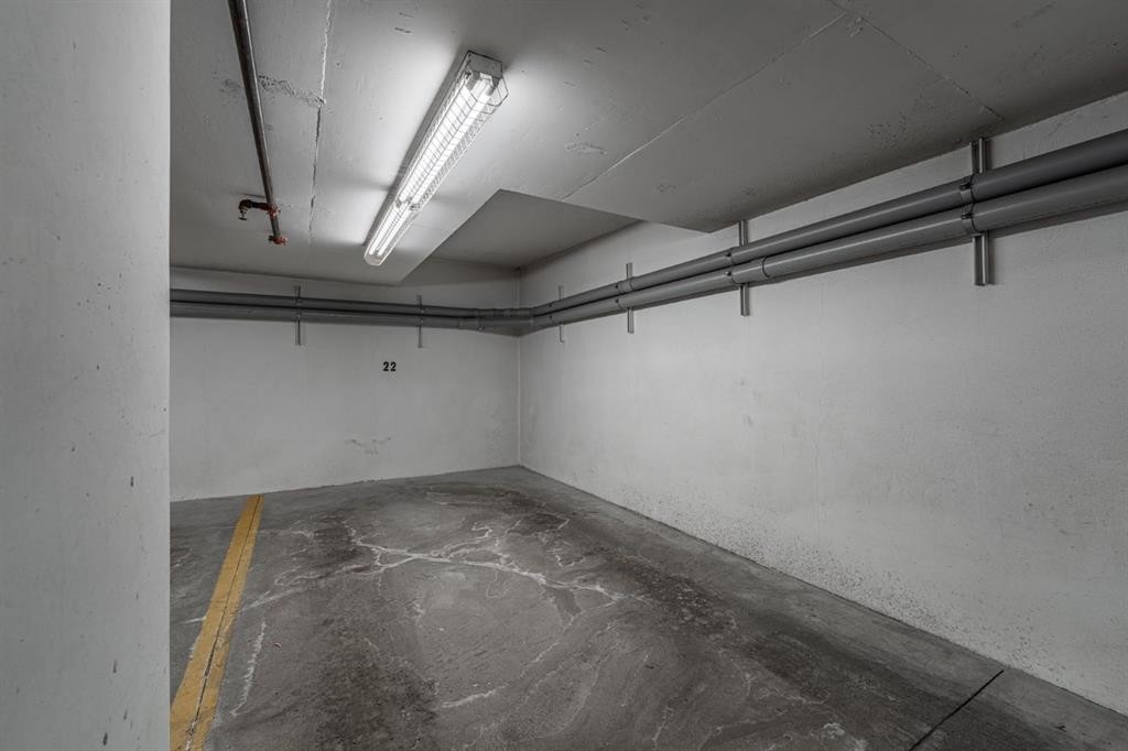 112-1740 9 Street Nw, Calgary, AB - Indoor Photo Showing Garage