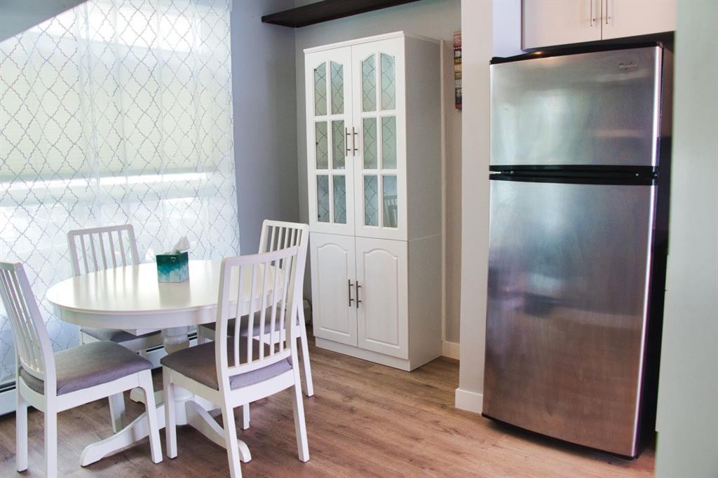 112-1740 9 Street Nw, Calgary, AB - Indoor Photo Showing Dining Room