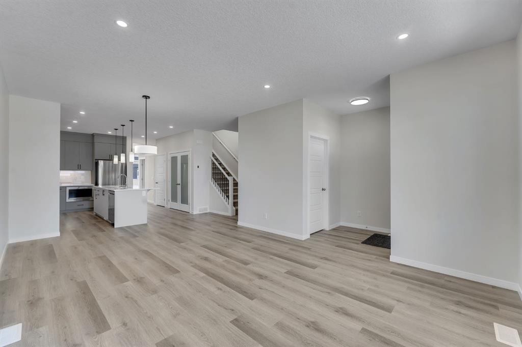 106 Corner Glen Grove Ne, Calgary, AB - Indoor Photo Showing Kitchen