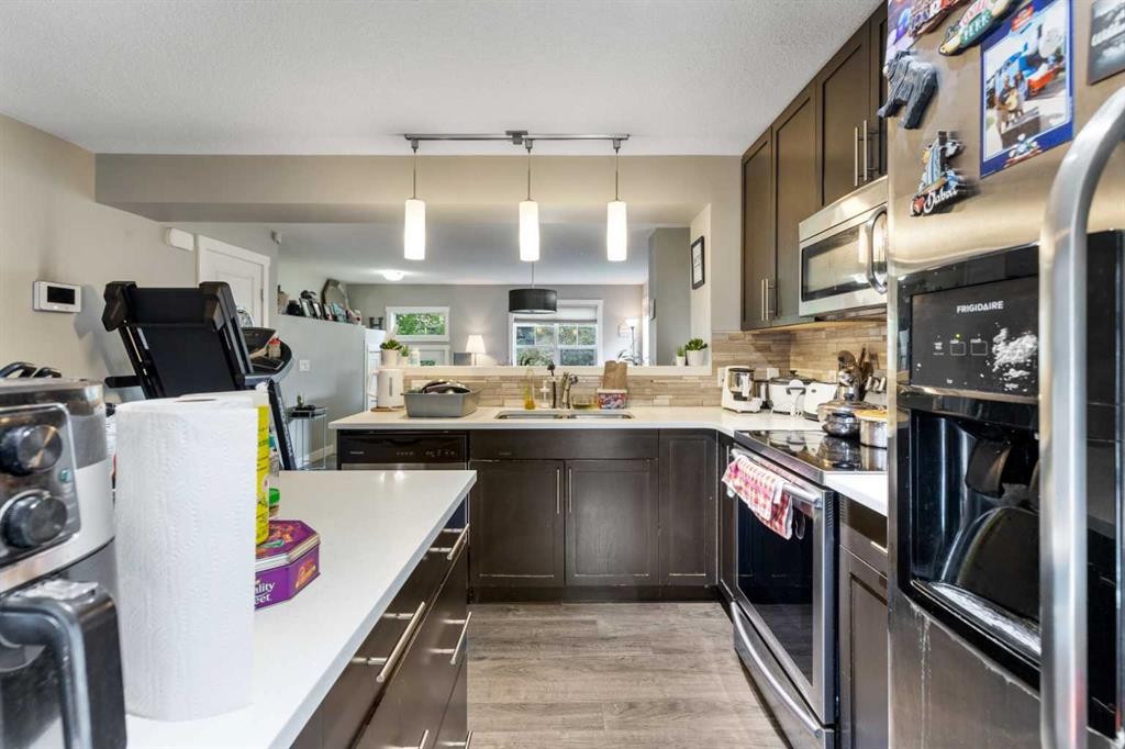 319 Mckenzie Towne Square Se, Calgary, AB - Indoor Photo Showing Kitchen