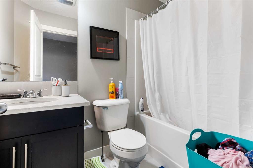 319 Mckenzie Towne Square Se, Calgary, AB - Indoor Photo Showing Bathroom