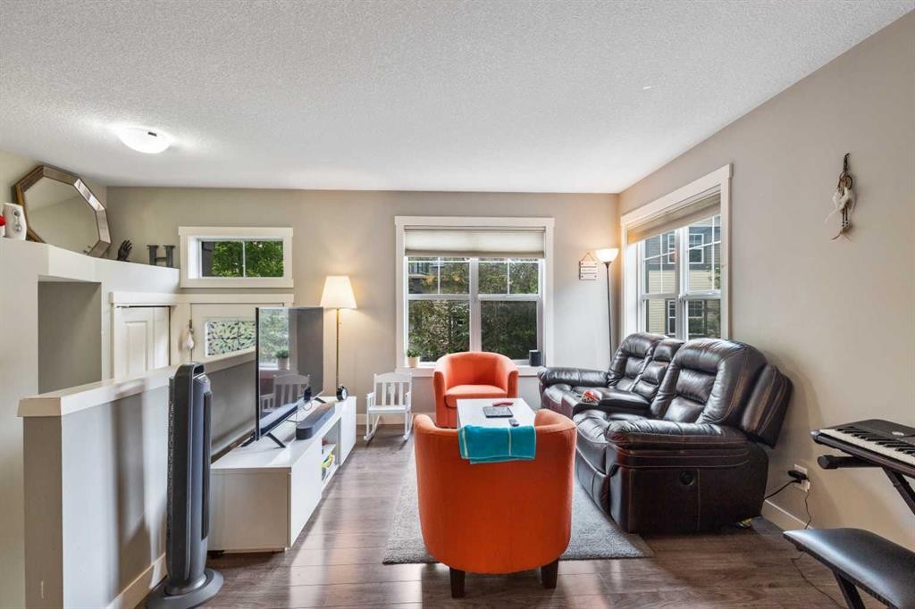 319 Mckenzie Towne Square Se, Calgary, AB - Indoor Photo Showing Living Room