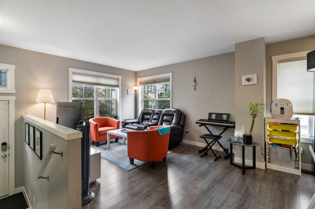 319 Mckenzie Towne Square Se, Calgary, AB - Indoor Photo Showing Other Room