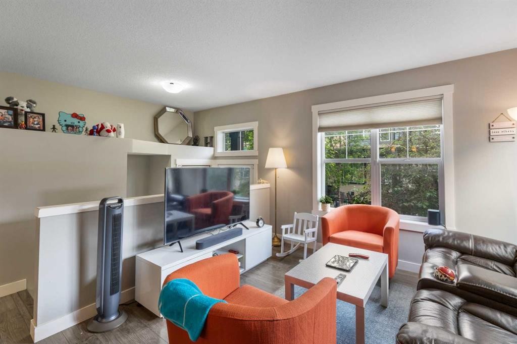 319 Mckenzie Towne Square Se, Calgary, AB - Indoor Photo Showing Living Room