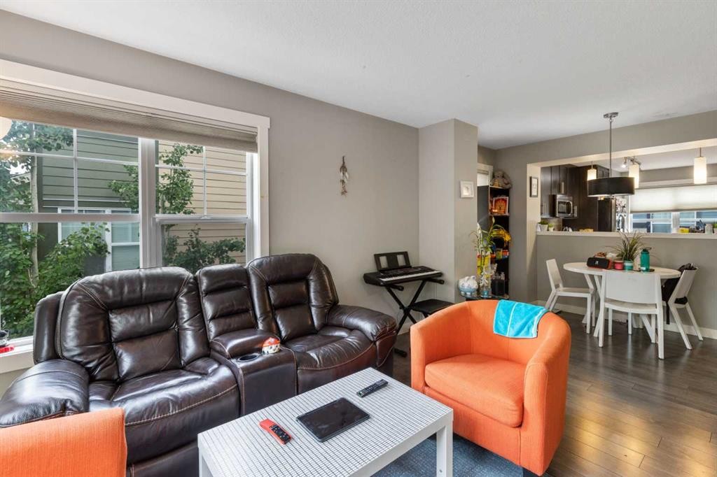 319 Mckenzie Towne Square Se, Calgary, AB - Indoor Photo Showing Living Room