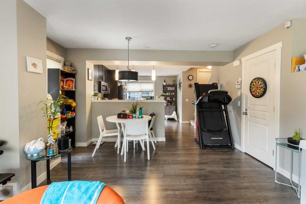 319 Mckenzie Towne Square Se, Calgary, AB - Indoor