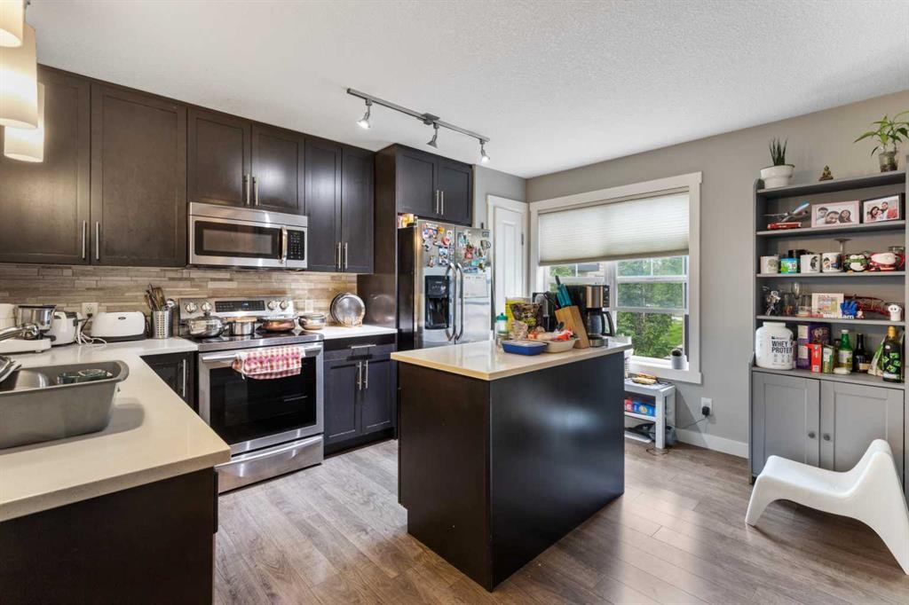 319 Mckenzie Towne Square Se, Calgary, AB - Indoor Photo Showing Kitchen With Stainless Steel Kitchen