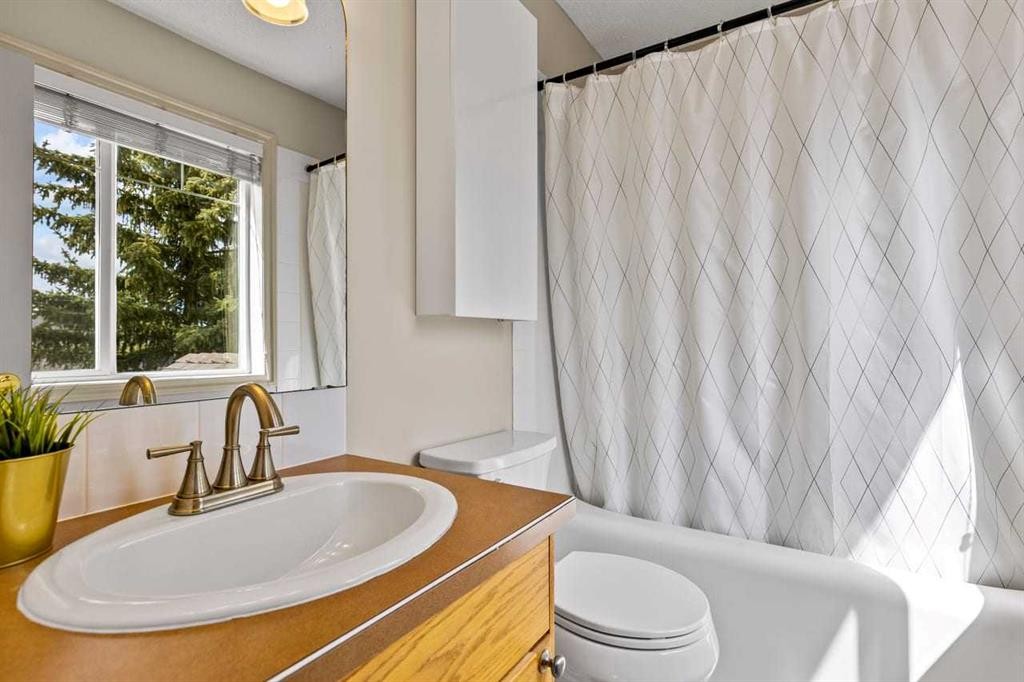310 Somerset Drive Sw, Calgary, AB - Indoor Photo Showing Bathroom