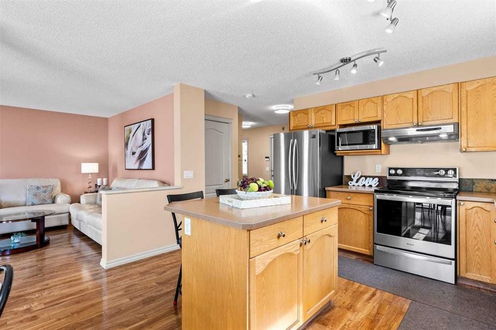 310 Somerset Drive Sw, Calgary, AB - Indoor Photo Showing Kitchen