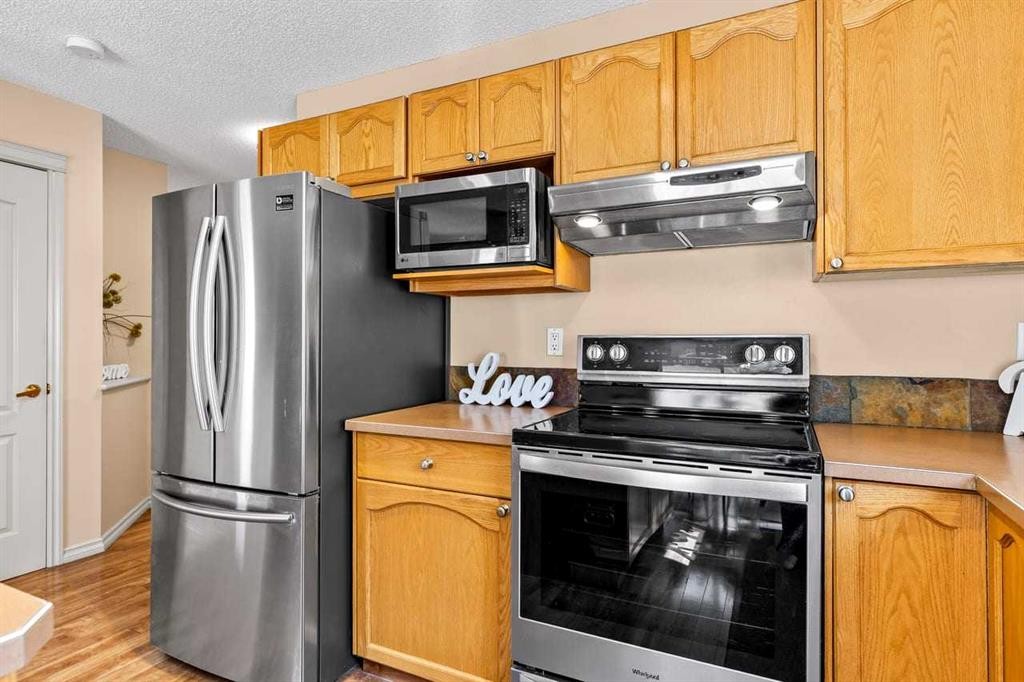 310 Somerset Drive Sw, Calgary, AB - Indoor Photo Showing Kitchen
