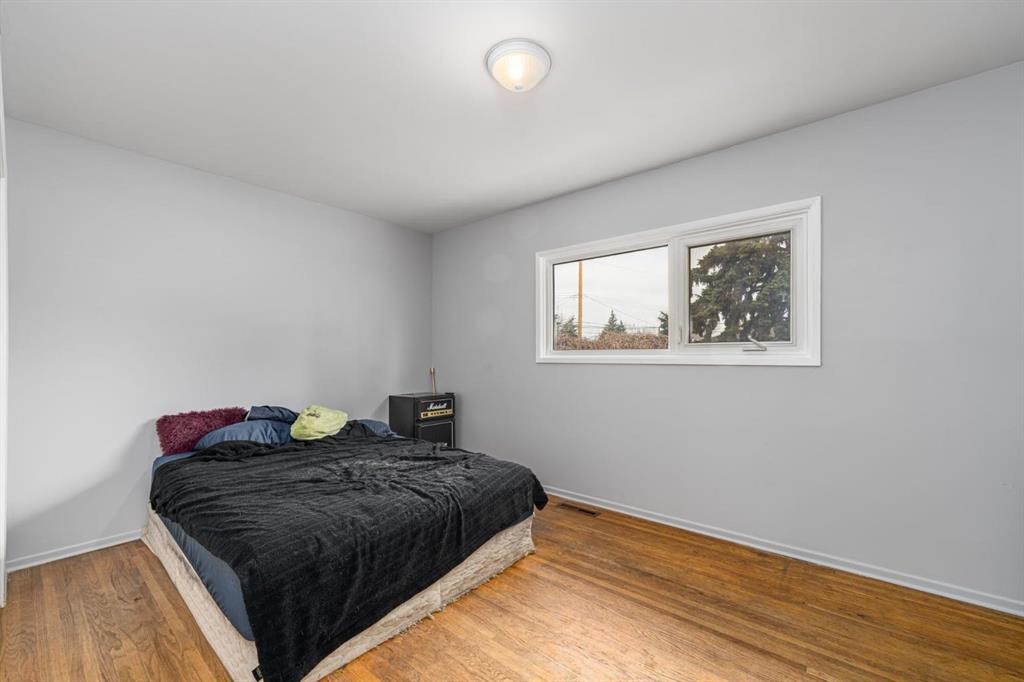 4510 Forman Crescent Se, Calgary, AB - Indoor Photo Showing Bedroom