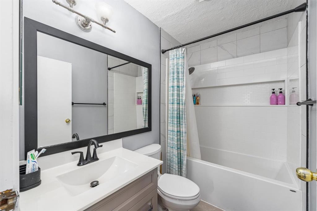 4510 Forman Crescent Se, Calgary, AB - Indoor Photo Showing Bathroom