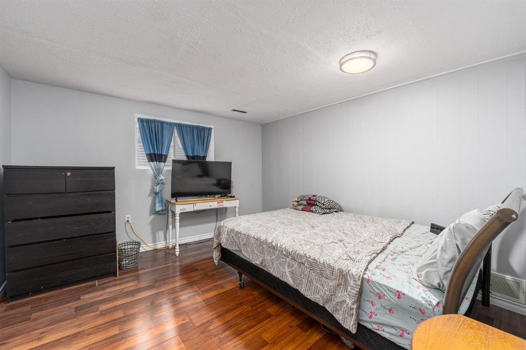 4510 Forman Crescent Se, Calgary, AB - Indoor Photo Showing Bedroom