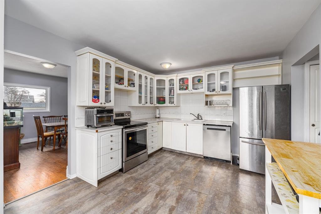 4510 Forman Crescent Se, Calgary, AB - Indoor Photo Showing Kitchen
