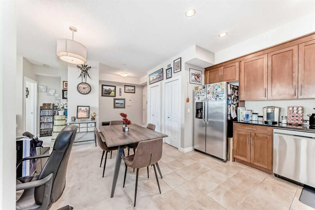 210-1005A Westmount Drive, Strathmore, AB - Indoor Photo Showing Kitchen