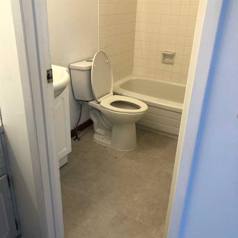 22 Whitman Close Ne, Calgary, AB - Indoor Photo Showing Bathroom