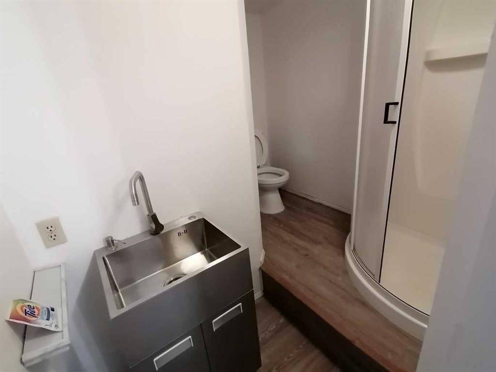 22 Whitman Close Ne, Calgary, AB - Indoor Photo Showing Bathroom