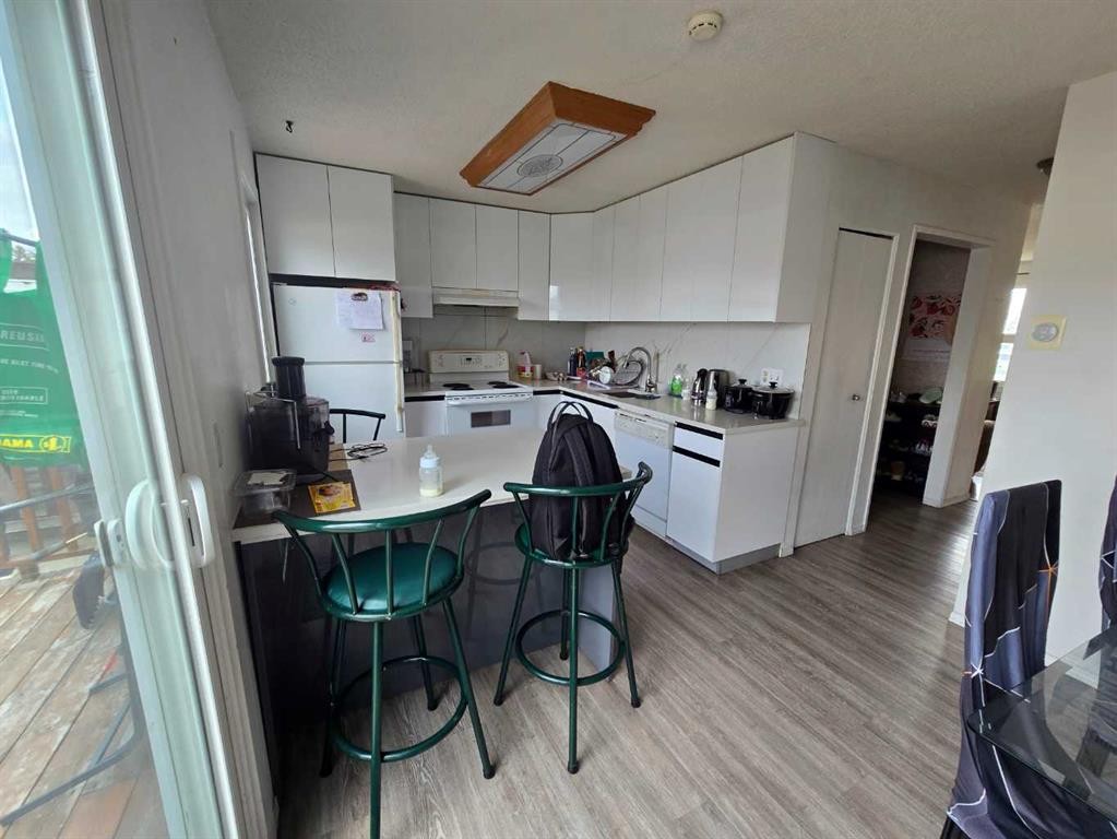 22 Whitman Close Ne, Calgary, AB - Indoor Photo Showing Kitchen