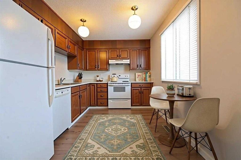 6501 Coach Hill Road Sw, Calgary, AB - Indoor Photo Showing Kitchen