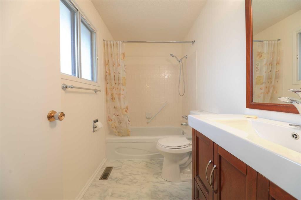 6501 Coach Hill Road Sw, Calgary, AB - Indoor Photo Showing Bathroom
