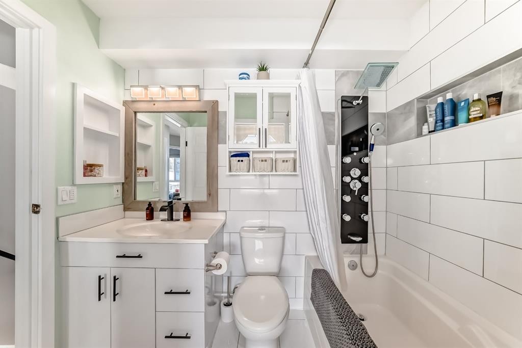 45 Hidden Hills Way Nw, Calgary, AB - Indoor Photo Showing Bathroom