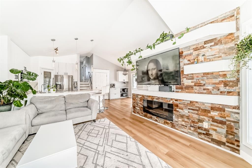 45 Hidden Hills Way Nw, Calgary, AB - Indoor Photo Showing Living Room