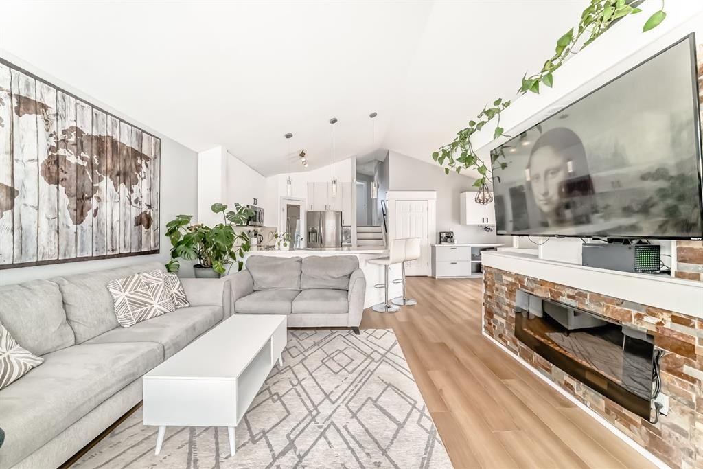 45 Hidden Hills Way Nw, Calgary, AB - Indoor Photo Showing Living Room