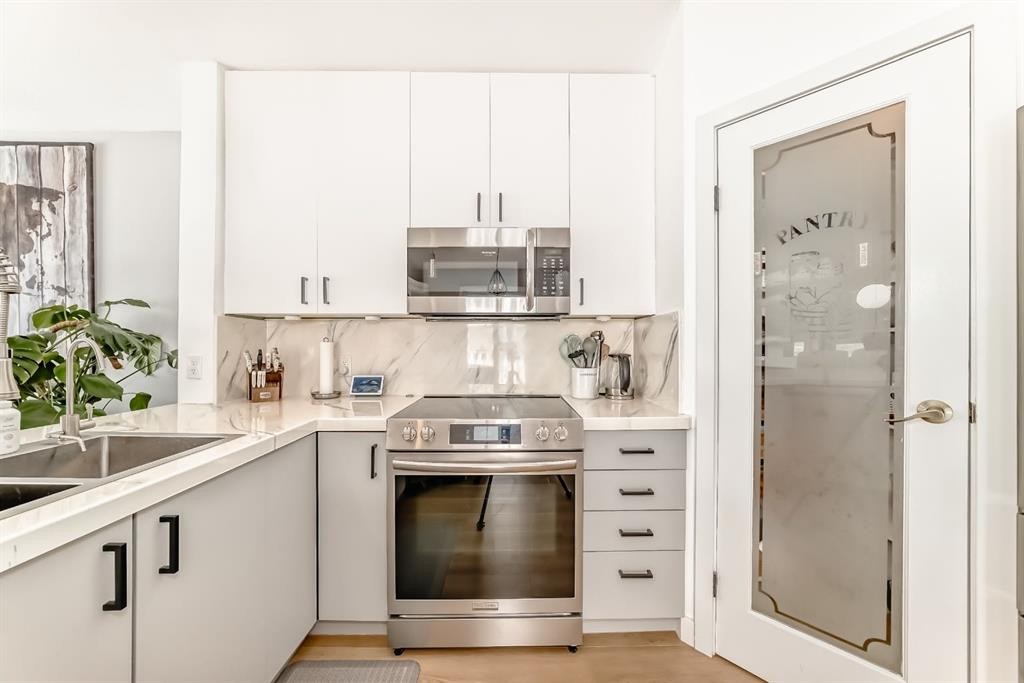 45 Hidden Hills Way Nw, Calgary, AB - Indoor Photo Showing Kitchen With Upgraded Kitchen