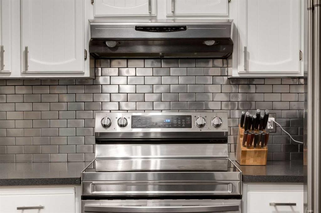 4 Cedarbrook Way Sw, Calgary, AB - Indoor Photo Showing Kitchen